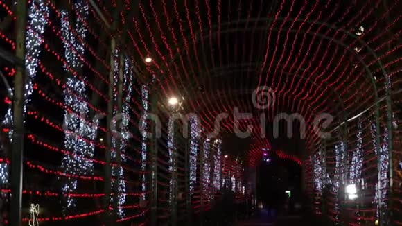 圣诞闪光和新年装饰在隧道里发光的灯光RGB颜色视频的预览图
