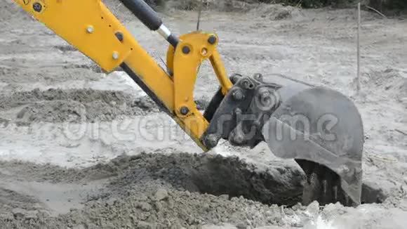 挖掘机在沙子上工作视频的预览图