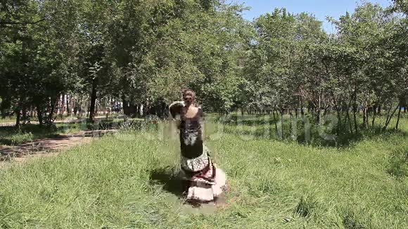 公园里的小女孩西班牙舞蹈视频的预览图