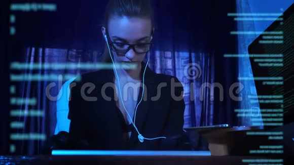 小女孩黑客用电脑代码视频的预览图
