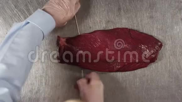 一块新鲜的红肉的特写镜头场景用食物绳绑住的一块肉的俯视图视频的预览图