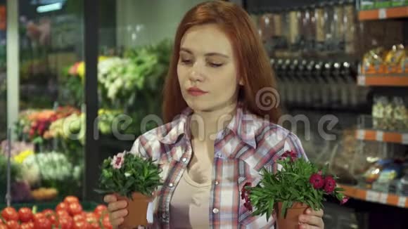 女人在超市里闻到不同的室内植物气味视频的预览图