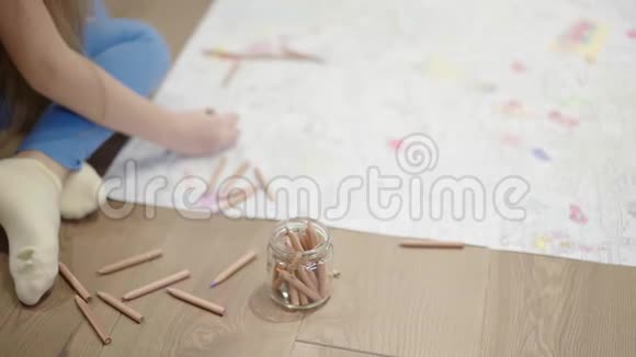 一个小女孩在地板上画一幅大画视频的预览图