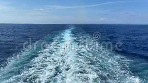 一艘游轮在加勒比海上的热带度假视频的预览图