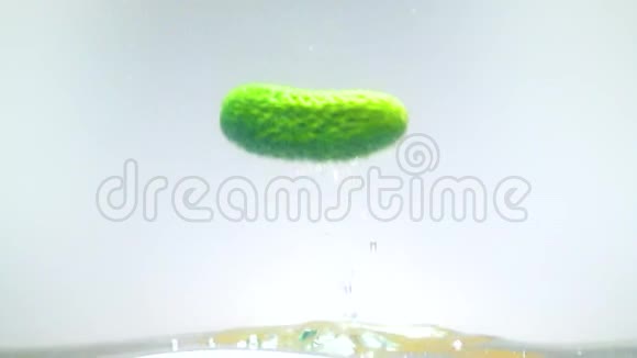 绿色的黄瓜冒着气泡掉进水里视频的预览图