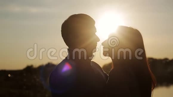 日落时的浪漫约会恋人们牵着手走路爱情故事蜜月一见钟情视频的预览图