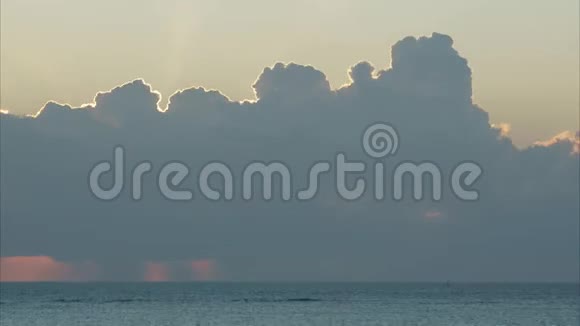 日落时分的多云地平线卡迪斯西班牙视频的预览图