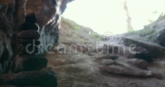 一群从洞穴里爬上来的专家视频的预览图