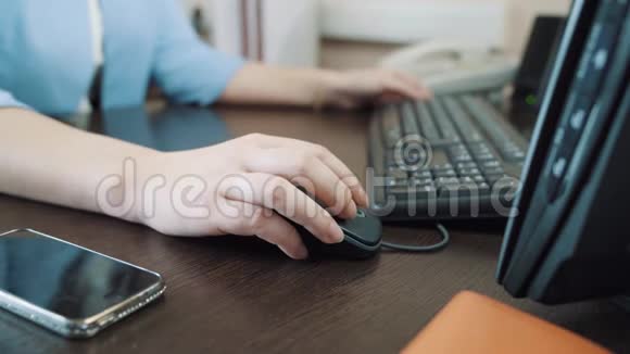 女商人坐在办公室里用电脑鼠标视频的预览图