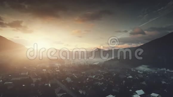 日出山庄雾蒙蒙的天气视频的预览图