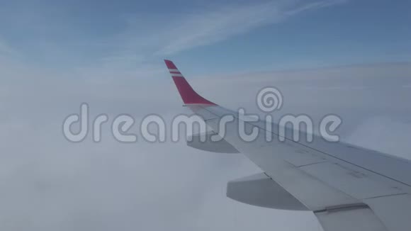 飞机机翼在云中飞行视频的预览图
