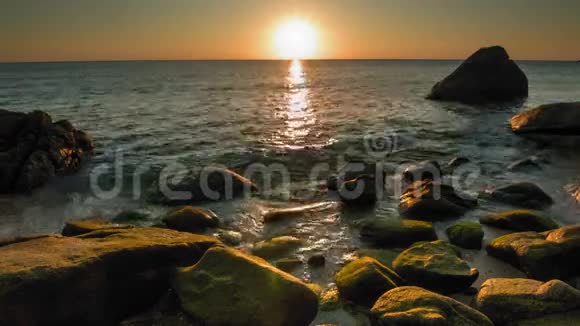 岩石海岸的海上日落2视频的预览图
