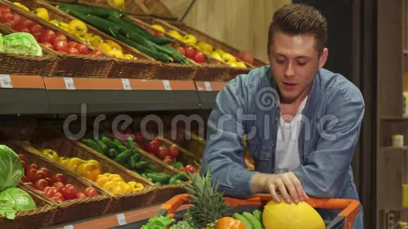 男人在超市检查胡椒粉视频的预览图