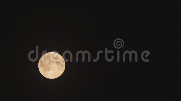 满月在云后的夜晚视频的预览图