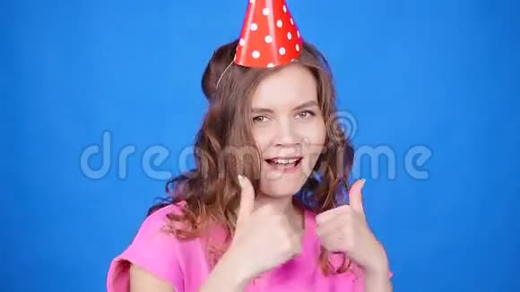 年轻漂亮的女人跳舞竖起大拇指庆祝和聚会有趣的概念视频的预览图