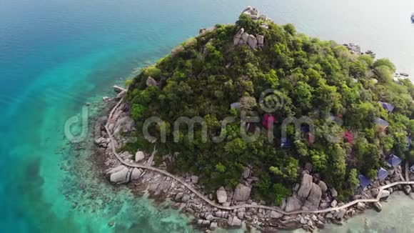 平静的五彩斑斓的蔚蓝色海近小热带火山岛科涛独特的小天堂南园医生视频的预览图