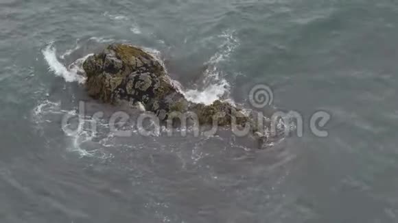 空中拍摄的海浪和悬崖海浪在海中的岩石上冲洗视频的预览图