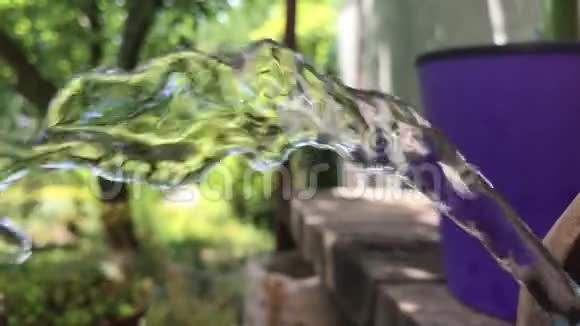 从水龙头里喷出透明的水视频的预览图