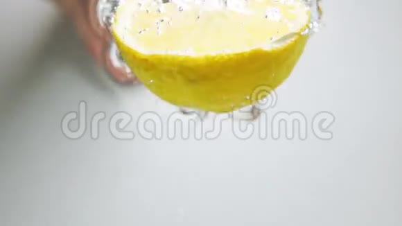 半个柠檬放进水里视频的预览图