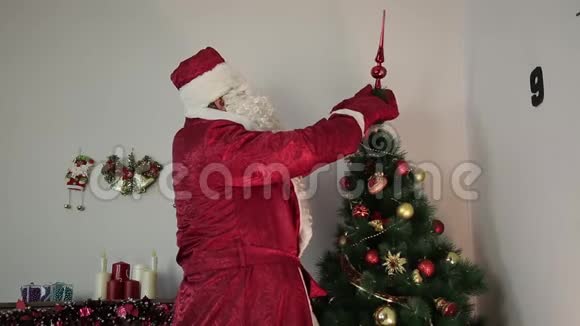 圣诞老人正在装饰一棵圣诞树视频的预览图