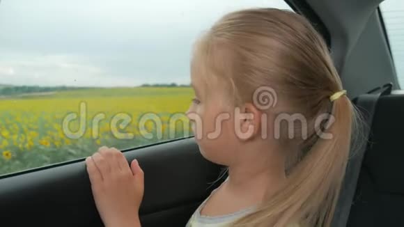 小女孩无聊的在车里看着窗外视频的预览图