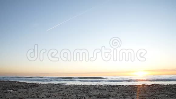 日落时分女人在海边奔跑视频的预览图