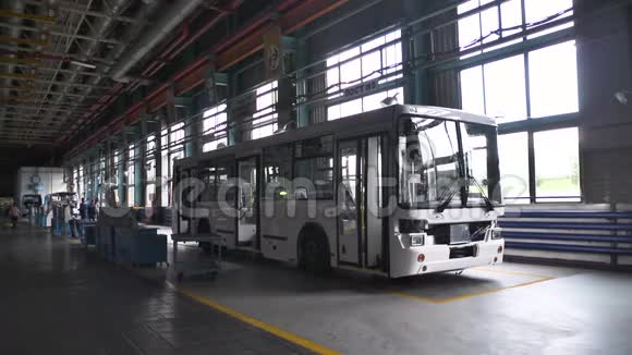 公共汽车生产制造场景在巴士厂里工厂里几乎是现成的公共汽车客运巴士的概念视频的预览图