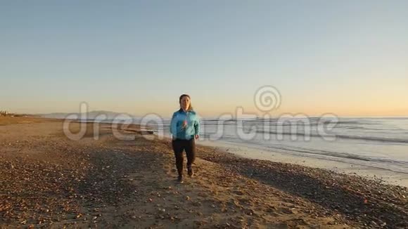日落时分女人在海边奔跑视频的预览图