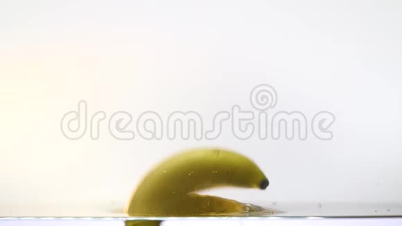 成熟多汁的香蕉掉进水里慢动作视频的预览图