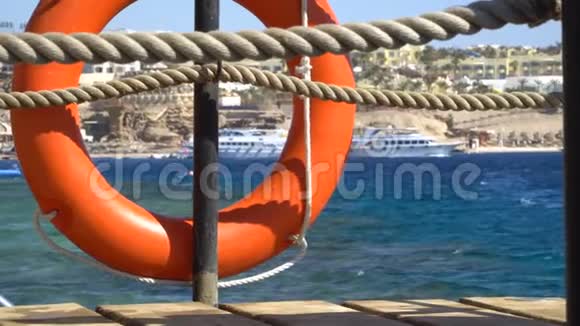 海滩木墩上的安全设备救生圈或救生圈视频的预览图