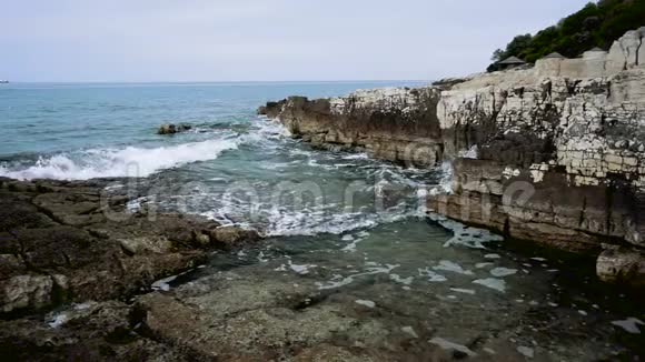 海水撞击岩石水流缓慢视频的预览图