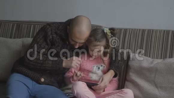 漂亮的女儿和她的父亲坐在桌子旁视频的预览图