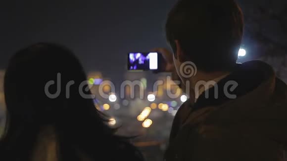 年轻男女朋友在智能手机上为社交网络自拍视频的预览图