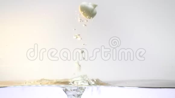 白蘑菇一个个掉进水里动作缓慢视频的预览图