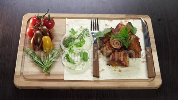 厨房用具木板上有蔬菜的猪肉皮视频的预览图