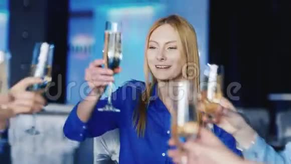 年轻有魅力的女人和朋友一起在餐馆放松戴上眼镜喝葡萄酒或香槟视频的预览图