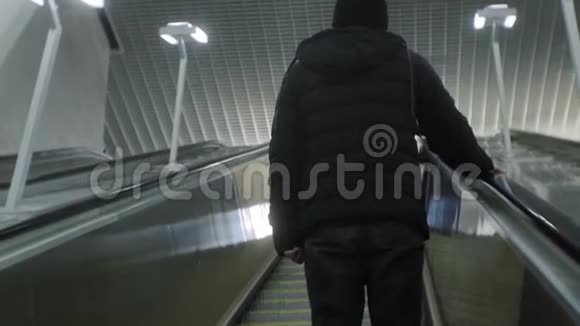 开车楼梯地铁机场购物中心视频的预览图