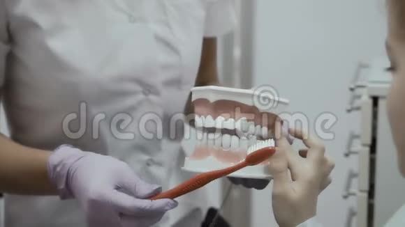 牙医教授如何用牙刷清洁牙齿视频的预览图