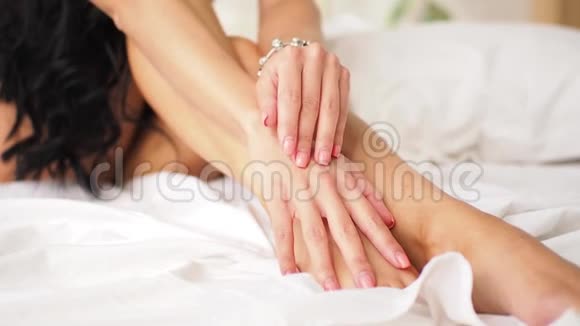 女人摸她的脚和腿而坐在床上一大早感性和觉醒视频的预览图