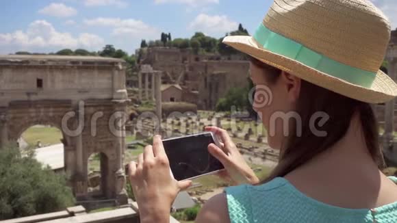 女士靠近论坛罗曼努姆在手机上拍照女游客拍照罗马论坛视频的预览图