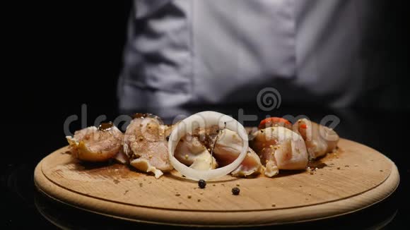 厨师在鲜鸡肉片上浇酱汁视频的预览图