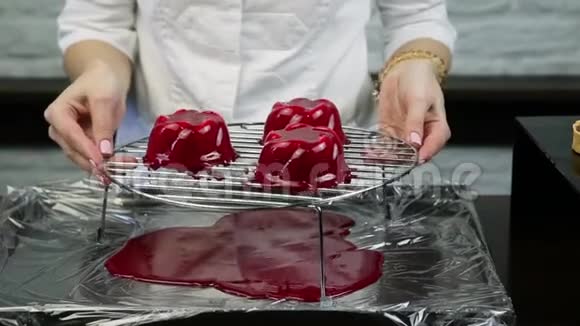 糖果师把红色釉面甜点放在短面包上视频的预览图