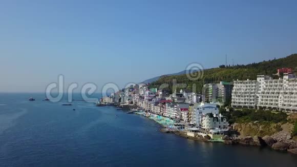空中无人机拍摄的画面色彩斑斓的城市景观在海上欧洲密集的多层建筑在海上视频的预览图