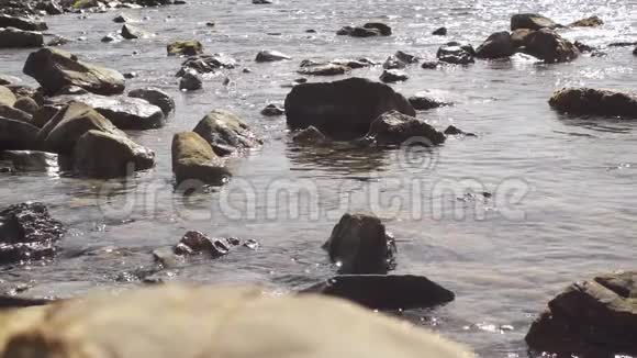 海水中的许多石头慢了视频的预览图