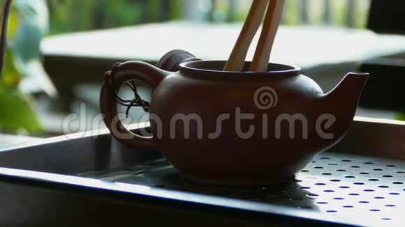 在中国茶道中去除茶叶视频的预览图