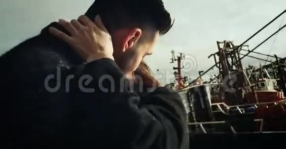 快乐的一对拥抱在港口慢动作红色史诗4k视频的预览图