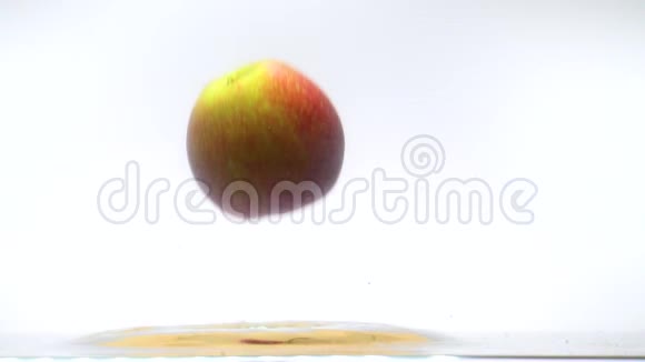 苹果掉进水里慢动作视频的预览图