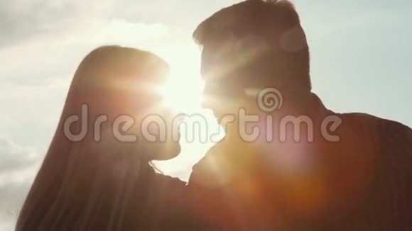 很少有年轻夫妇在明亮的阳光下亲吻和微笑爱情故事一起快乐视频的预览图