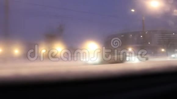 城市交通在冬天在晚上视频的预览图
