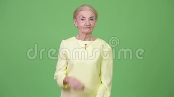 一位金发竖起大拇指的高级女商人视频的预览图